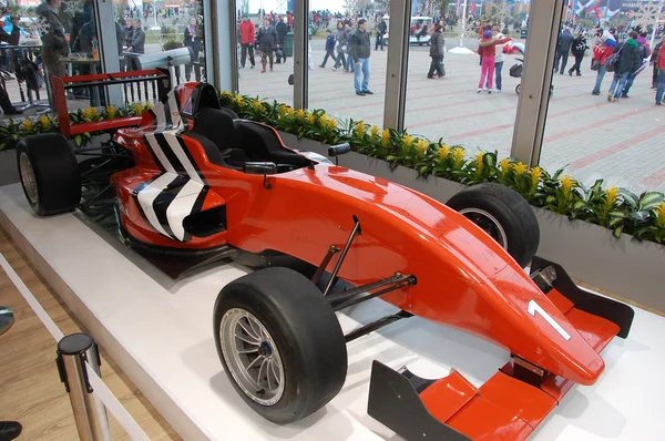 Voiture de course rouge aux XXIIes Jeux Olympiques d'hiver de Sotchi 2014 — Photo