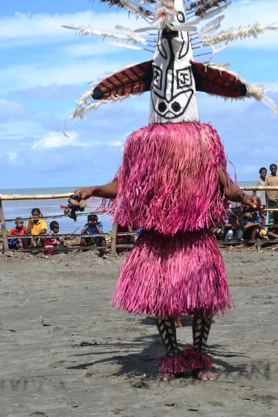 Baile tribal tradicional en el festival de máscaras —  Fotos de Stock