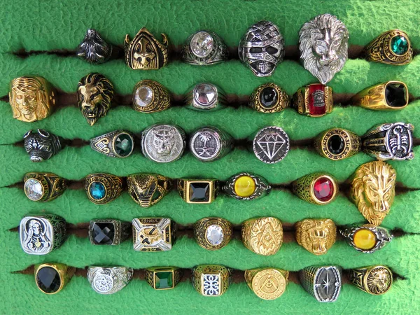 ヴィンテージスタイルのシルバーとゴールドのリングのコレクションは 貴重で半貴重な石で — ストック写真