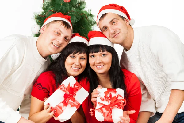 Zwei glückliche Familienpaare mit Geschenkboxen — Stockfoto