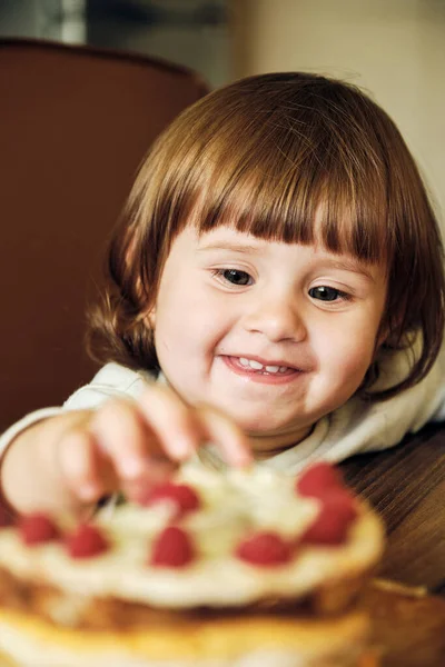 Mignon Bébé Fille Heureuse Manger Gâteau Avec Des Framboises Adorable — Photo