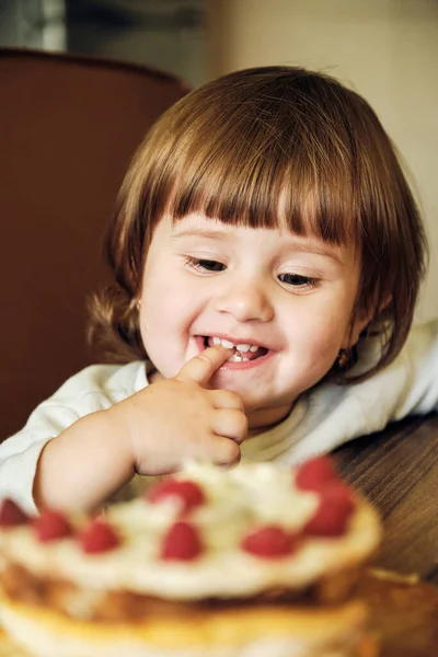 Mignon Bébé Fille Heureuse Manger Gâteau Avec Des Framboises Adorable — Photo