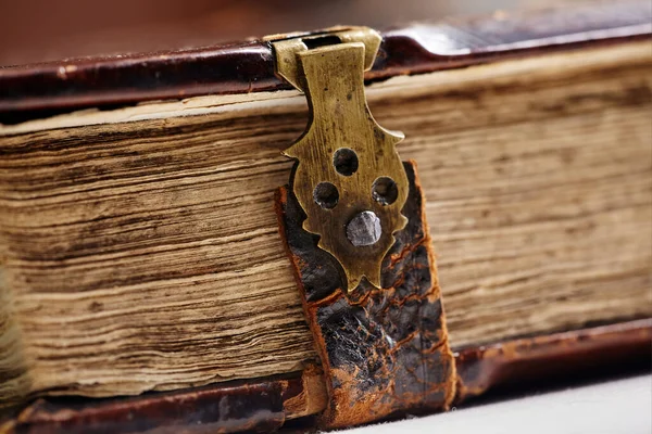Libro Antiguo Con Broches Latón Fragmento Libro Viejo Profundidad Superficial — Foto de Stock