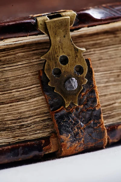 Pirinç Tokalı Antika Bir Kitap Eski Bir Kitabın Parçası Sığ — Stok fotoğraf