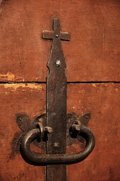 Çelik Göğüs Kolu. Büyük Antik Tahta Sandık 'ın bir parçası. Giysiler için büyük ahşap kutu. Sahte ayrıntılar