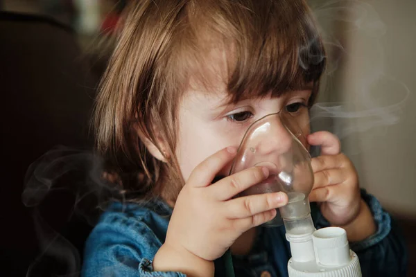 Menina Uma Máscara Tratamentos Trato Respiratório Com Nebulizador Casa Bebê — Fotografia de Stock