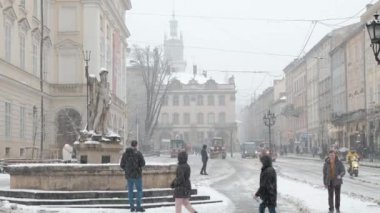 Lviv, Ukrayna - 6 Aralık 2021: Lviv 'deki pazar meydanında kar temizleme çalışmaları. Lviv 'e kar yağıyor. Kar Temizleme Makinesi Eylemde.
