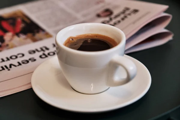 Kopje Vers Gezette Koffie Tafel Met Een Krant Warme Koffie — Stockfoto