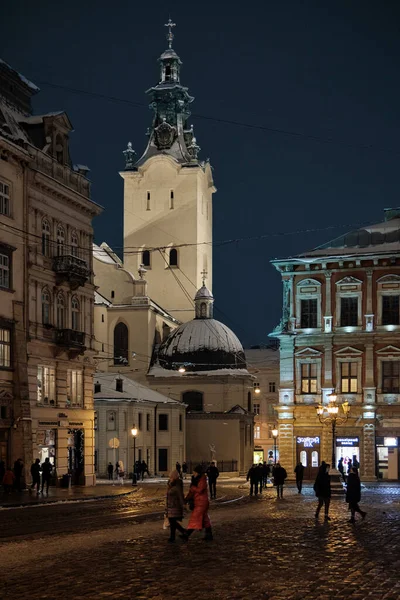 Lviv, Ukrayna - 8 Aralık 2021: Lviv şehrinin merkezindeki güzel kış Rynok Meydanı şehri. Gece lviv eski şehir mimarisi kış mevsiminde.