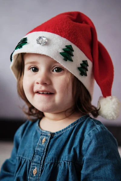 Nettes Kleines Mädchen Mit Einem Hut Vom Weihnachtsmann Baby Mädchen — Stockfoto