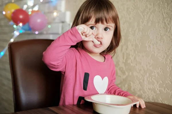 Petite Fille Prend Petit Déjeuner Dans Cuisine Happy Baby Mange — Photo