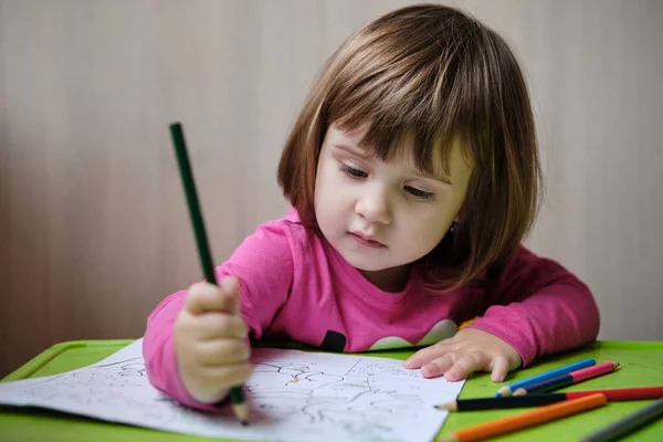 Närbild Söt Liten Flicka Ritning Album Med Färgglada Pennor Sitter — Stockfoto