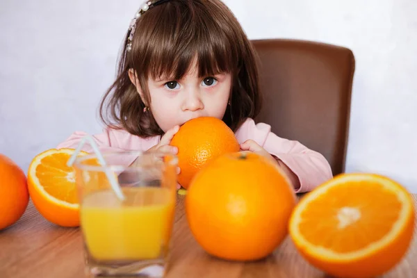 Retrato Una Niña Juega Con Naranjas Una Mesa Niña Feliz — Foto de Stock