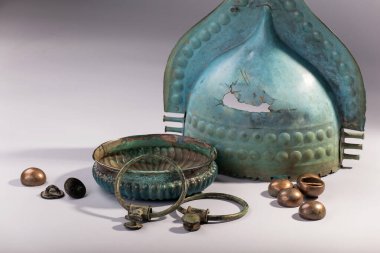 Etrüsk Bronz Tepeli Miğfer, MÖ 7-9. yüzyıl.