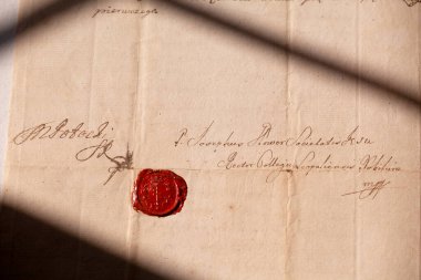 Üzerinde kırmızı balmumu mühür olan eski bir mektup. 1800 'lerin Gerçek Eskiler El Yazması' nın bir parçası. Kırmızı Mühür.