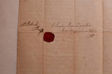 Üzerinde kırmızı balmumu mühür olan eski bir mektup. 1800 'lerin Gerçek Eskiler El Yazması' nın bir parçası. Kırmızı Mühür.