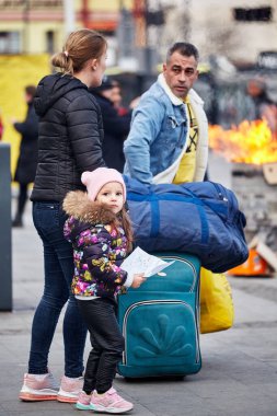 Lviv, Ukrayna - 9 Mart 2022. Lviv tren istasyonundaki Kyiv şehrinden tahliye edilenler. Batı Ukrayna 'nın Lviv kentindeki tren istasyonu yakınlarındaki doğu Ukrayna' dan tahliye edilenler.
