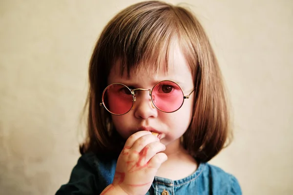 Porträt Eines Kleinen Mädchens Mit Rosa Brille Ein Kleinkind Beim — Stockfoto