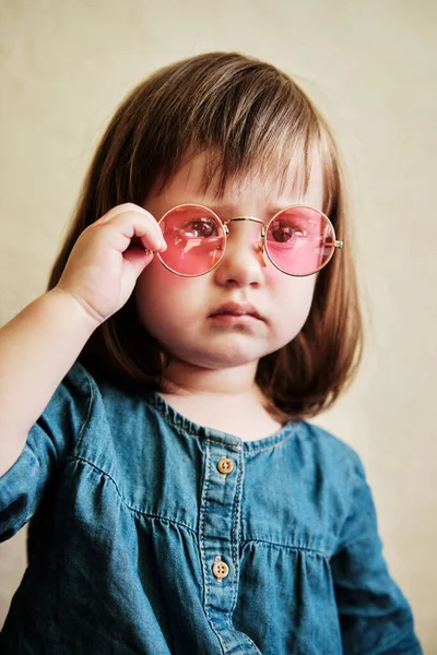 Nettes Baby Mädchen Mit Rosa Sonnenbrille Liebenswertes Kleines Mädchen Das — Stockfoto