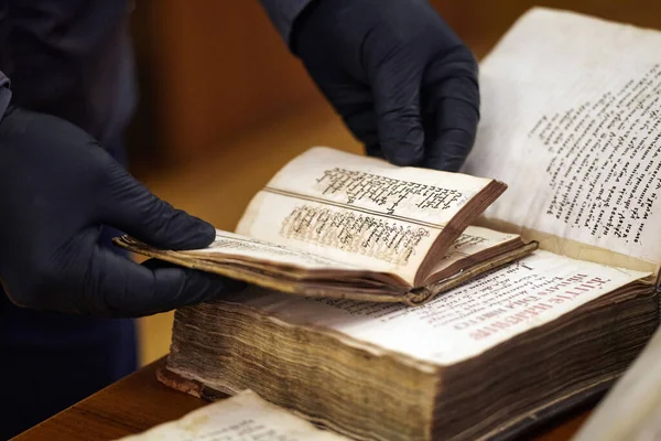 Lviv Ukraine 2020 장갑을 Librarian Holds Rare Book 연구가 간직하다 — 스톡 사진