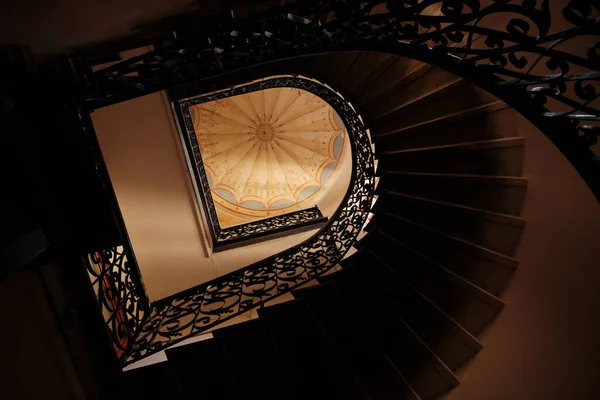 Глядя Низкий Угол Абстрактный Вид Старой Темной Лестницы Лестницы Обветшалом — стоковое фото