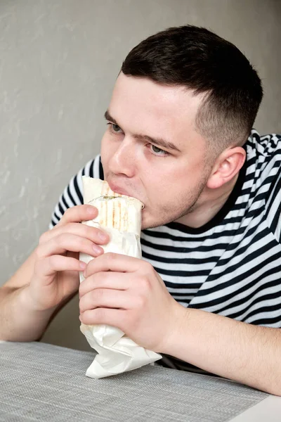 Handsome Young Man Eating Kebab Hungry Man Eating Fast Food — Stock Photo, Image
