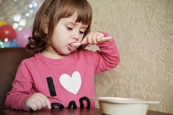 Cute Little Girl Years Seul Mange Porridge Avec Une Cuillère — Photo