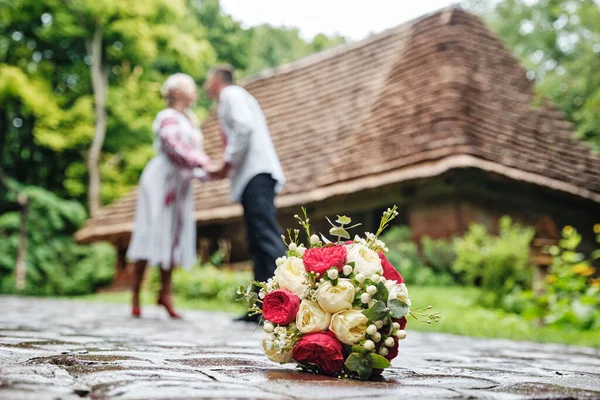 Beautiful Bouquet Flowers Lying Ground Blurry Background Kissing Hugging Couple — Stockfoto