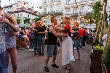 Lviv, Ukrayna - 9 Haziran 2018: Salsa dansçıları Diana Çeşmesi Lviv Pazar Meydanı yakınındaki açık kafe. Salsa dans gençler.