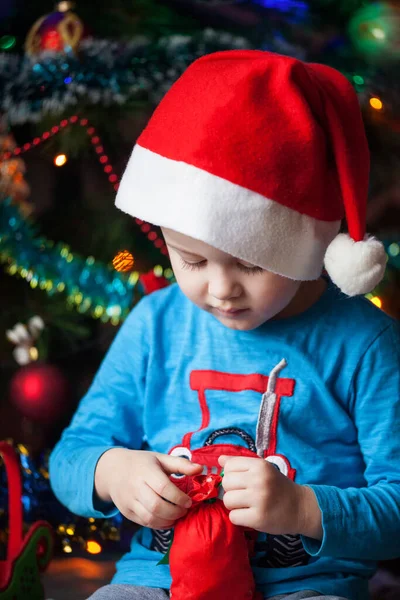 Die Kinderhand Greift Nach Einem Neujahrsgeschenk Unter Dem Grünen Baum — Stockfoto