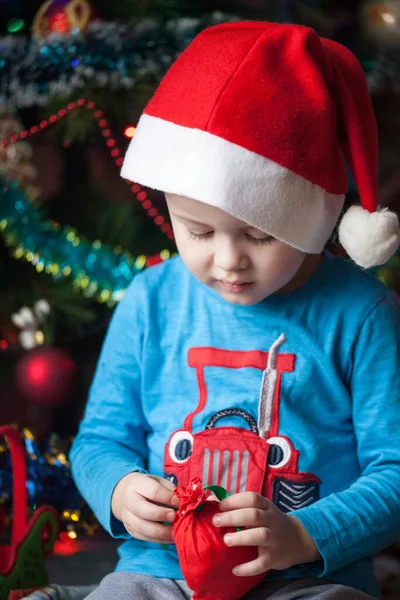 Die Kinderhand Greift Nach Einem Neujahrsgeschenk Unter Dem Grünen Baum — Stockfoto