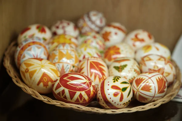 カラフルな手はウィッカーボウルにイースターエッグを描いた スラブ文化における卵の装飾 美しいウクライナのイースターエッグ Pysanky — ストック写真