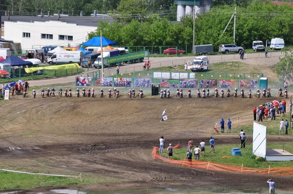 Início do Campeonato Russo de Motocross entre motocicletas e ATVs — Fotografia de Stock