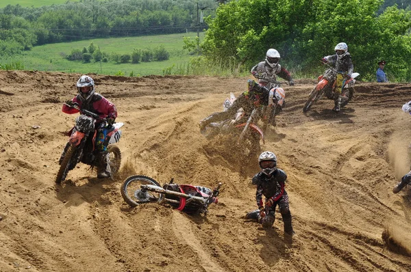 Acidente no Campeonato Russo de Motocross entre motocicletas e ATVs — Fotografia de Stock