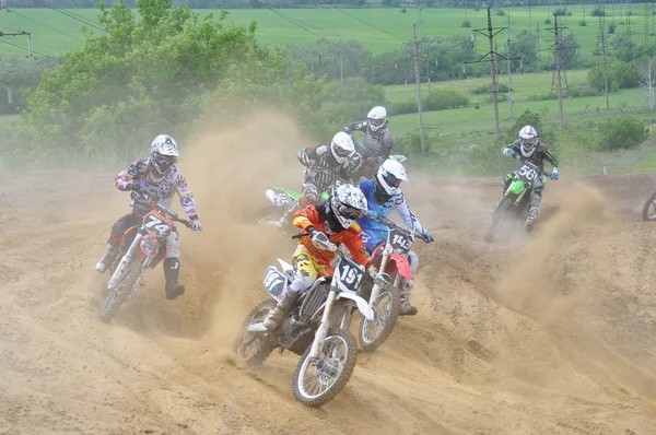 Campeonato de Rusia de Motocross entre motocicletas y vehículos todo terreno Imágenes De Stock Sin Royalties Gratis