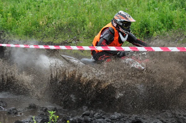 俄罗斯冠军的摩托车越野摩托车和全地形车之间 — 图库照片