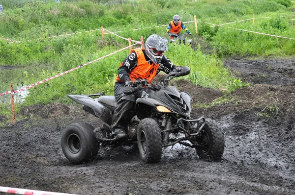 Campeonato ruso de ataque trofeo entre los vehículos todo terreno y motocicletas — Foto de Stock