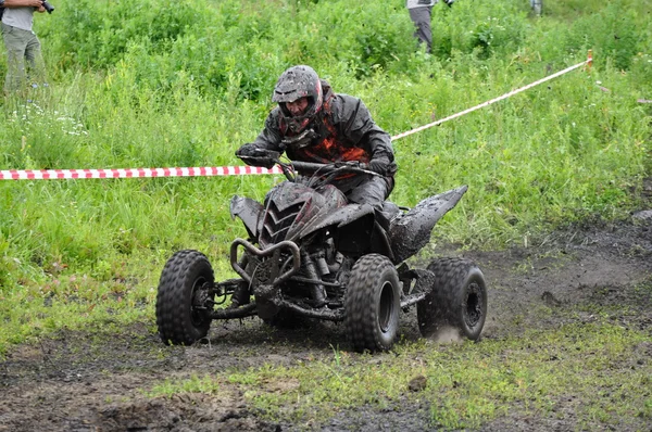 Campeonato ruso de ataque trofeo entre los vehículos todo terreno y motocicletas —  Fotos de Stock