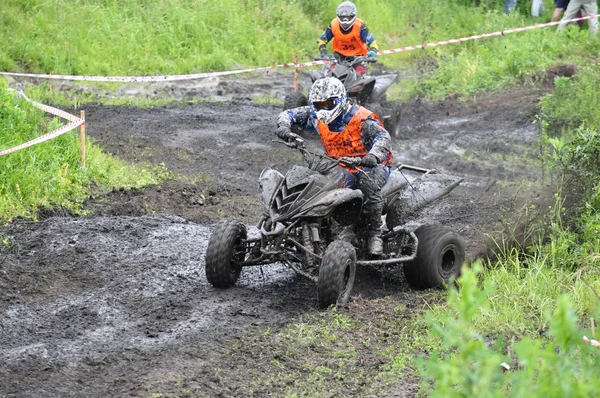 Campeonato ruso de ataque trofeo entre los vehículos todo terreno y motocicletas — Foto de Stock