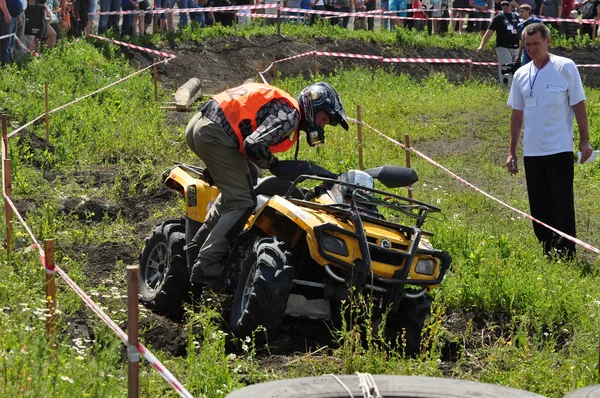 Campeonato ruso de ataque trofeo entre los vehículos todo terreno y motocicletas —  Fotos de Stock