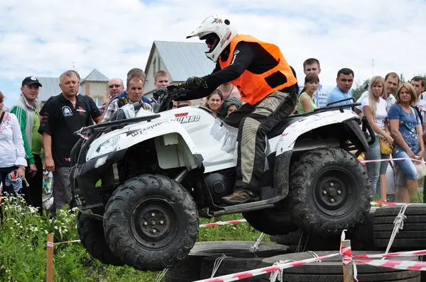 Campeonato ruso de ataque trofeo entre los vehículos todo terreno y motocicletas —  Fotos de Stock