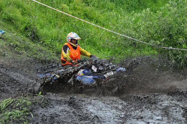 Campeonato ruso de ataque trofeo entre los vehículos todo terreno y motocicletas —  Fotos de Stock