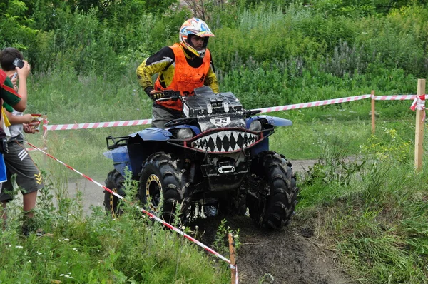 Campeonato ruso de ataque trofeo entre los vehículos todo terreno y motocicletas —  Fotos de Stock