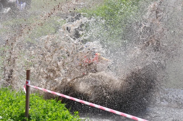 Campeonato ruso de ataque trofeo entre los vehículos todo terreno y motocicletas — Foto de Stock