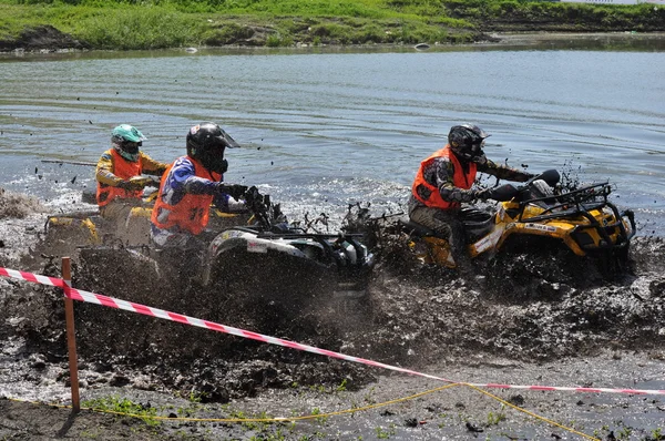 Campeonato ruso de ataque trofeo entre los vehículos todo terreno y motocicletas — Foto de Stock