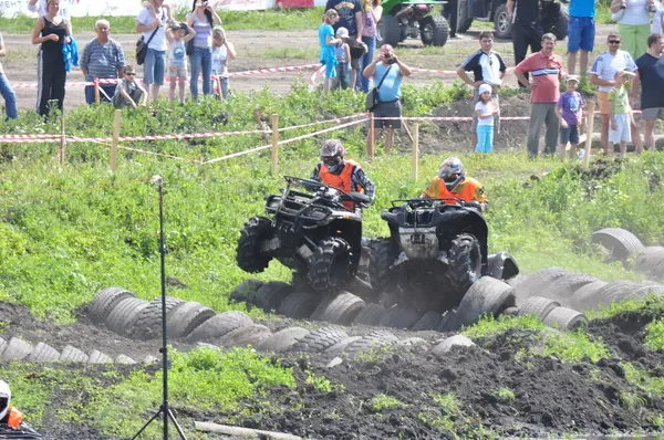 Campeonato ruso de ataque trofeo entre los vehículos todo terreno y motocicletas — Foto de Stock