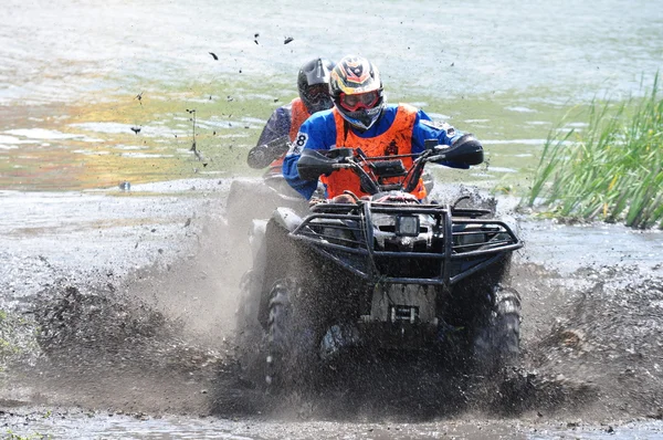 Campeonato ruso de ataque trofeo entre los vehículos todo terreno y motocicletas —  Fotos de Stock