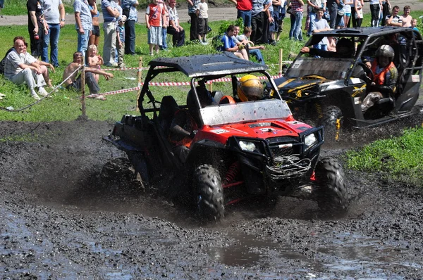Campeonato ruso de ataque trofeo entre los vehículos todo terreno y motocicletas — Foto de Stock