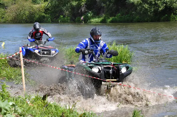 Campeonato ruso de ataque trofeo entre SUV, ATV y motocicletas . —  Fotos de Stock