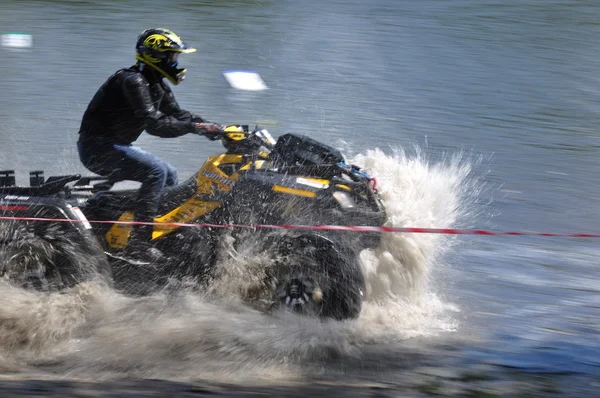 ロシア チャンピオン リーグ トロフィー raid suv、atvs、オートバイの間で. — ストック写真